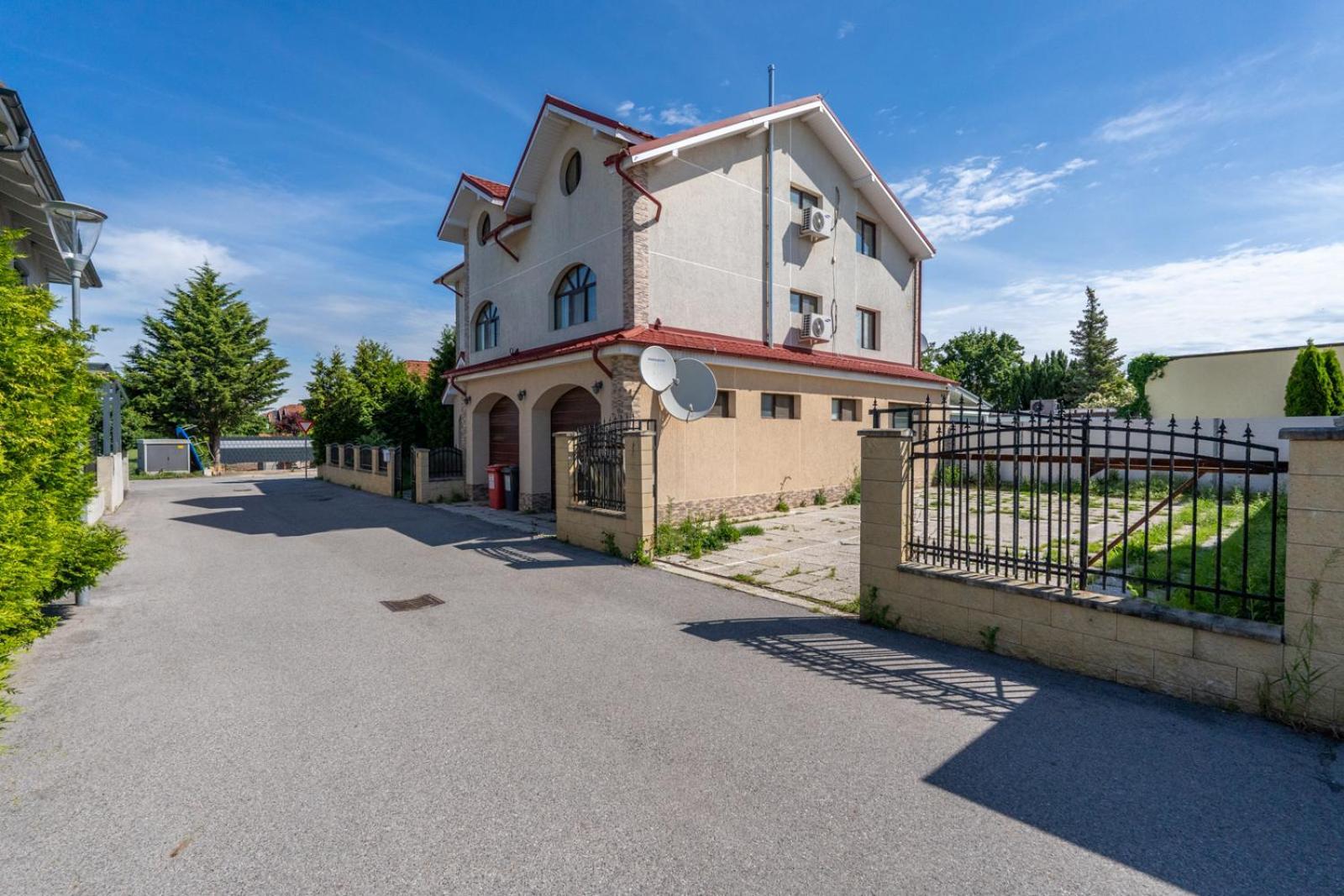 Farawayhomes Aparthotel Near Vienna Airport - Anytime Self Check-In Bruck an der Leitha Kültér fotó