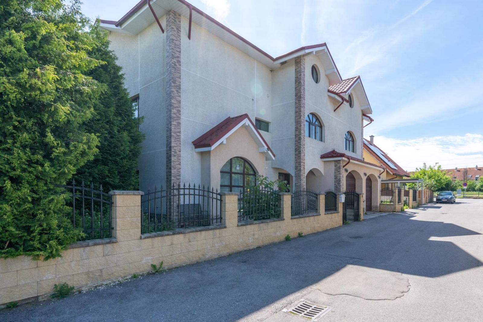 Farawayhomes Aparthotel Near Vienna Airport - Anytime Self Check-In Bruck an der Leitha Kültér fotó